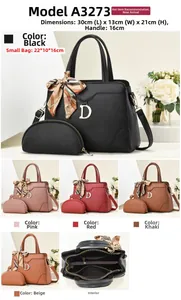 Vue détaillée du sac à main pour femme en similicuir avec pendentif D et pochette