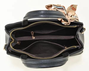 Vue intérieure d'un sac noir en cuir PU à compartiments multiples avec détails dorés