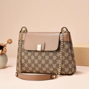 Bolso bandolera bicolor caqui con patrones geométricos y cadena dorada elegante
