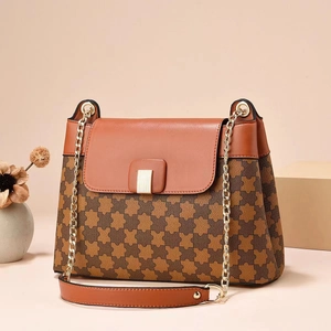 Bolso bandolera marrón minimalista con estampado geométrico y correa de cadena dorada