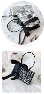 Détail du sac bandoulière en tweed avec nœud en soie noire et boucle métallique