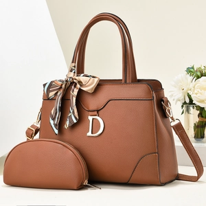 Ensemble sac à main en cuir marron avec logo D doré et foulard en soie décoratif