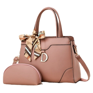 Ensemble sac bandoulière rose poudré grainé avec porte-monnaie et foulard en soie