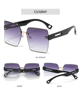 Vista multiángulo de gafas de sol cuadradas sin montura con lentes degradadas violetas.