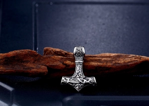 Relief détaillé d'un pendentif ancre viking celte sur une surface en bois sombre