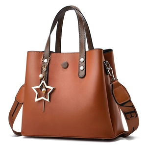 Borsa a mano in pelle marrone con manici scuri e tracolla larga LOVE da donna