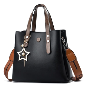 Elegante borsa tote in pelle nera con manici marroni e ampia tracolla in tessuto decorata