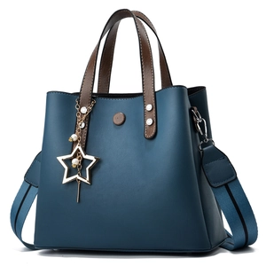 Borsa a secchiello blu marino minimalista con manico marrone e ciondolo stella