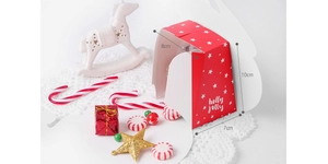 Vista dettagliata della scatola regalo di Natale rossa con stelle e decorazioni festive