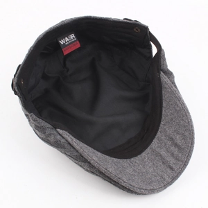 Casquette grise en maille d'hiver avec doublure chaude et texture en laine
