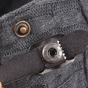 Béret en maille gris foncé avec boucle en métal bronze et détail de sangle en feutre