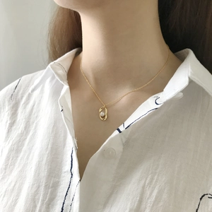 Elegant 925 silver irregular pearl necklace with gold chain worn by a model