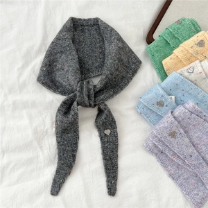 Foulard triangle en laine tricotée couleurs variées avec charm coeur en métal chic