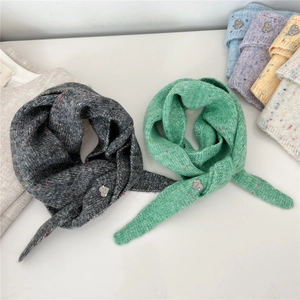 Détails de foulards triangulaires en maille de laine avec mouchetures tweed et breloques