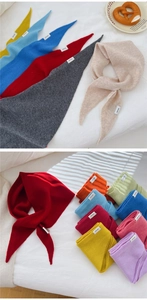 Dettaglio macro del tessuto a maglia 100% lana con trama fine ed etichette bianche