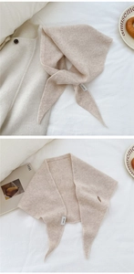 Dettaglio macro della sciarpa di lana beige con etichetta 100% lana per l'inverno