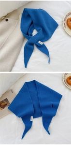 Dettaglio della sciarpa in maglia blu brillante 100% lana con fessura per un fissaggio facile