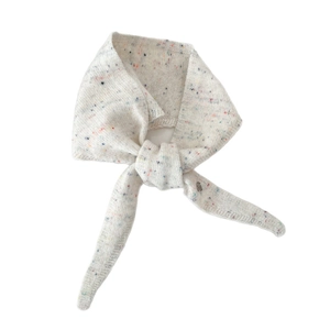 Écharpe triangulaire en maille mouchetée crème pour femme en laine douce et élégante