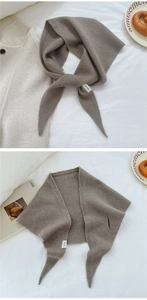 Dettaglio di sciarpa a triangolo in maglia color taupe 100% lana con asola per fissaggio