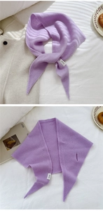 Dettaglio della sciarpa in maglia 100% lana con fessura pratica per uno stile facile