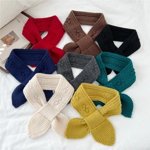 Chic knitted wool scarf set with floral patterns in eight vibrant winter colors