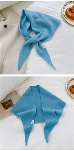 Dettaglio di sciarpa a triangolo in maglia 100% lana blu con pratica chiusura a fessura