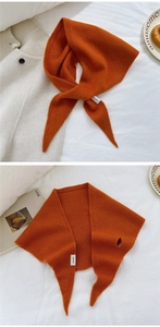 Dettaglio sciarpa in lana caramello con design a fessura ed etichetta 100% lana