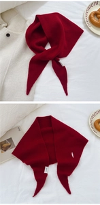 Dettaglio della sciarpa rossa in 100% lana con trama a maglia e fessura funzionale