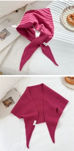Dettaglio sciarpa in 100% lana con design a incrocio e morbida trama lavorata a maglia