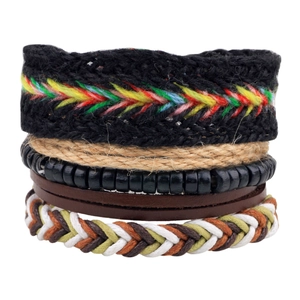 Détail de bracelets multicouches en cuir fait main avec perles d'ancre et corde tressée