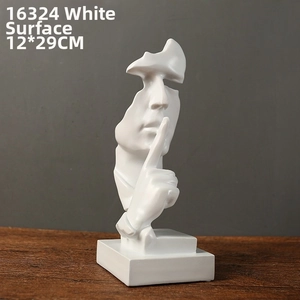 Vue détaillée de la sculpture en résine blanche Le silence est d'or avec main aux lèvres