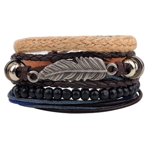 Gros plan détaillé d'un bracelet multicouche en cuir avec breloque plume en argent et perles