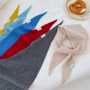Collezione di sciarpe a triangolo in maglia di lana in sei vivaci colori invernali