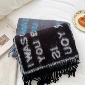 Écharpe d'hiver longue tricotée avec pompons et lettres en gris et noir chic