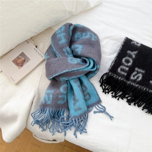 Écharpe en tricot à lettres avec franges pour femme en contraste gris et bleu élégant