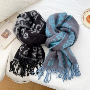 Écharpes d'hiver épaisses avec jacquard de lettres et pompons en noir-gris et bleu-gris