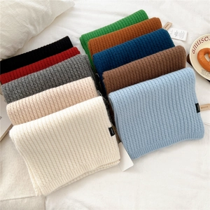 Set di sciarpe in maglia di lana multicolore in varie tonalità per calore e stile invernale