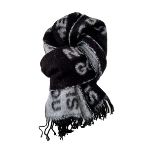 Longue écharpe en maille d'hiver avec motif jacquard de lettres et franges noires