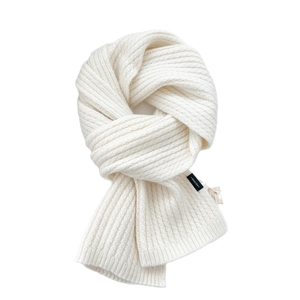 Sciarpa minimalista in maglia di lana bianco crema con trama a coste verticali ed etichetta