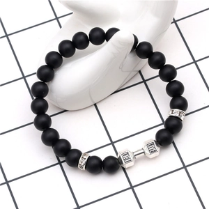 Dettaglio del bracciale con perline nere opache, ciondolo a manubrio e incisione LIFT LIVE