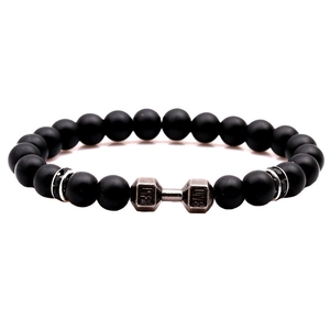 Dettaglio del bracciale in pietra lavica nera opaca con manubrio inciso e scritta LIVE