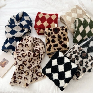 Set di sciarpe in maglia spessa con motivi a rombi e leopardati in vari colori vivaci