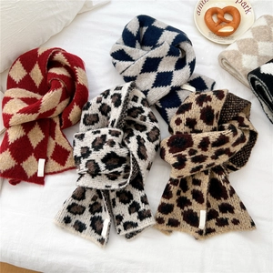 Sciarpe spesse in maglia a quadri e leopardo per moda invernale su sfondo bianco