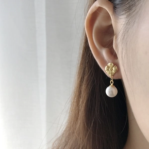 Elegant 925 silver gold flower earrings with white shell pearl drops for women