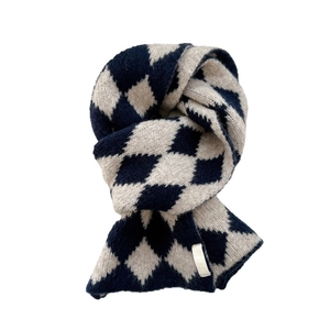Sciarpa invernale in maglia con motivo a rombi blu e crema e trama spessa calda