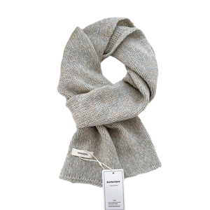 Thick marl grey knit scarf made of 100% wool featuring a soft texture and brand tag