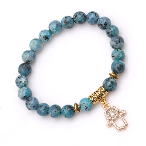 Bracelet en perles de pierre tachetée bleue avec pendentif main de Fatma dorée