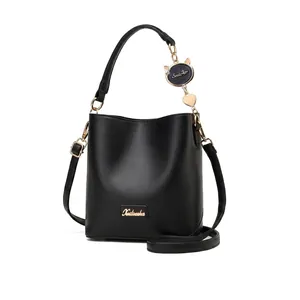 Detailed size guide of black PU bucket bag showing 21x11x22cm dimensions and top handle