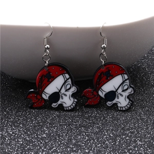 Boucles d'oreilles crâne de pirate d'Halloween avec foulard rouge et cache-œil noir