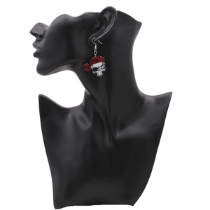Boucles d'oreilles crâne de pirate avec foulard rouge sur présentoir noir